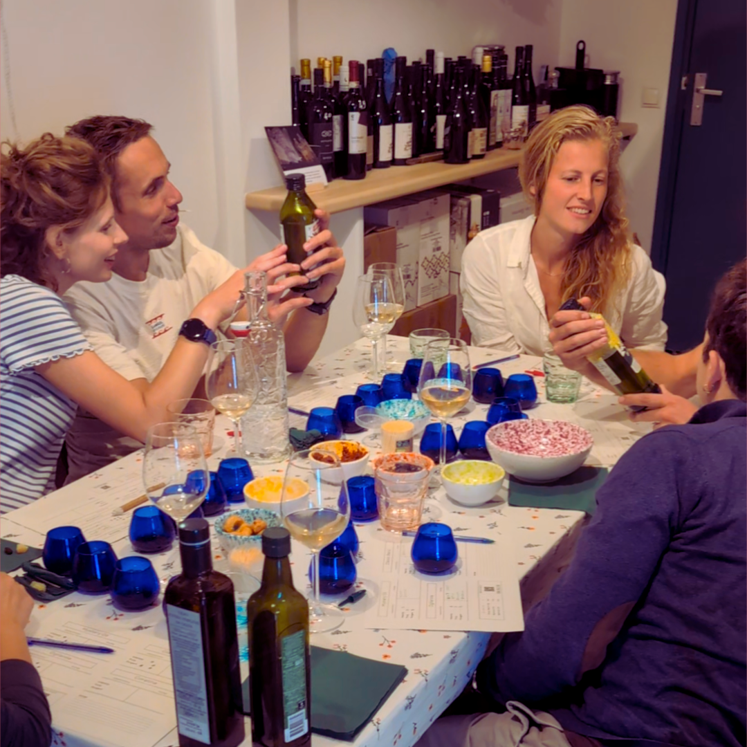 A group of four people gathered around a dining table at Casa Paente in Utrecht for an olive oil masterclass. Olive oil tasting utrecht. Casa Parente.